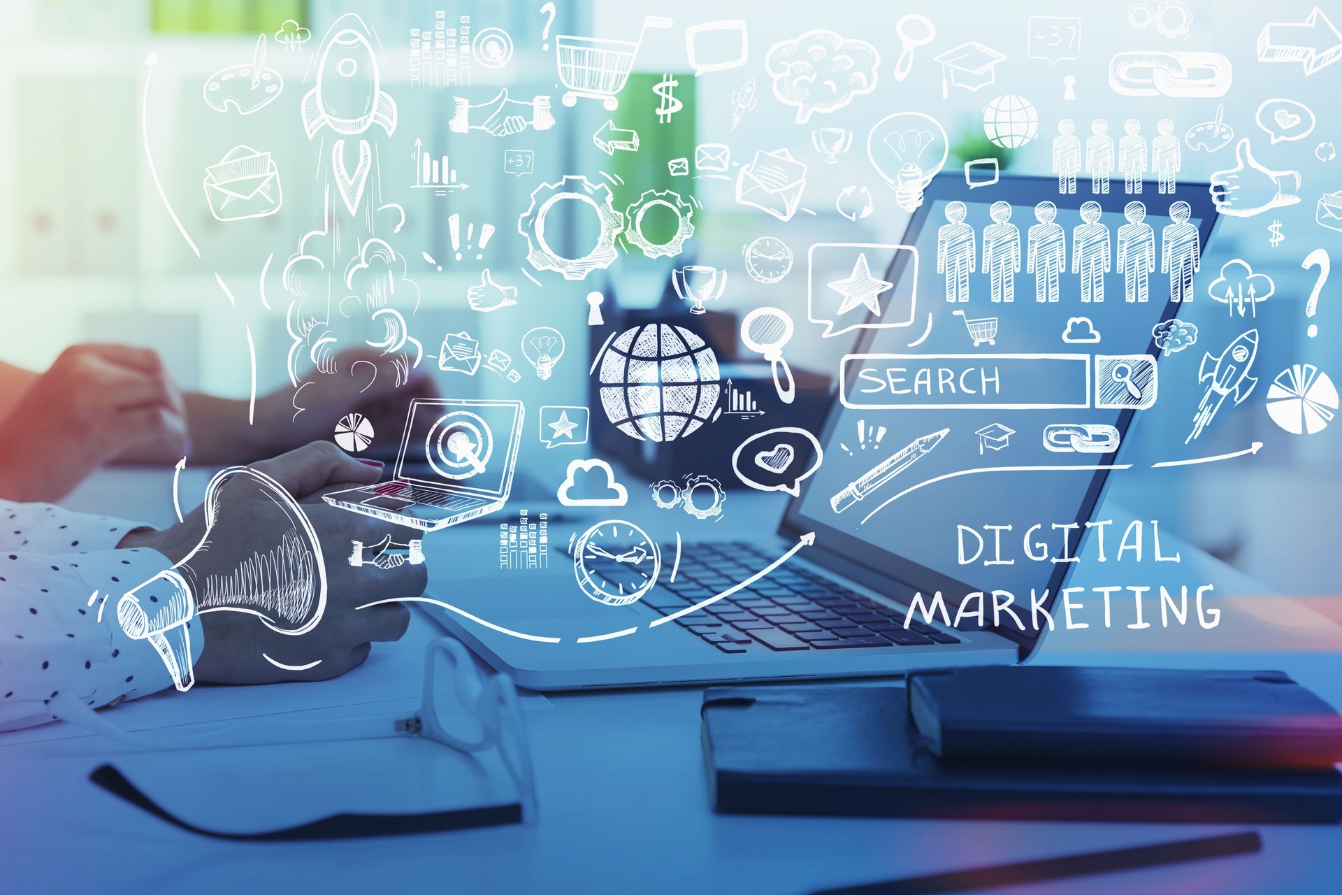 Deux collègues travaillant sur ordinateur portable et s’interrogeant sur les perspectives d’avenir dans le développement du marketing numérique. Les icônes des médias sociaux croquis sur l’écran de verre de premier plan. Concept de lancement de