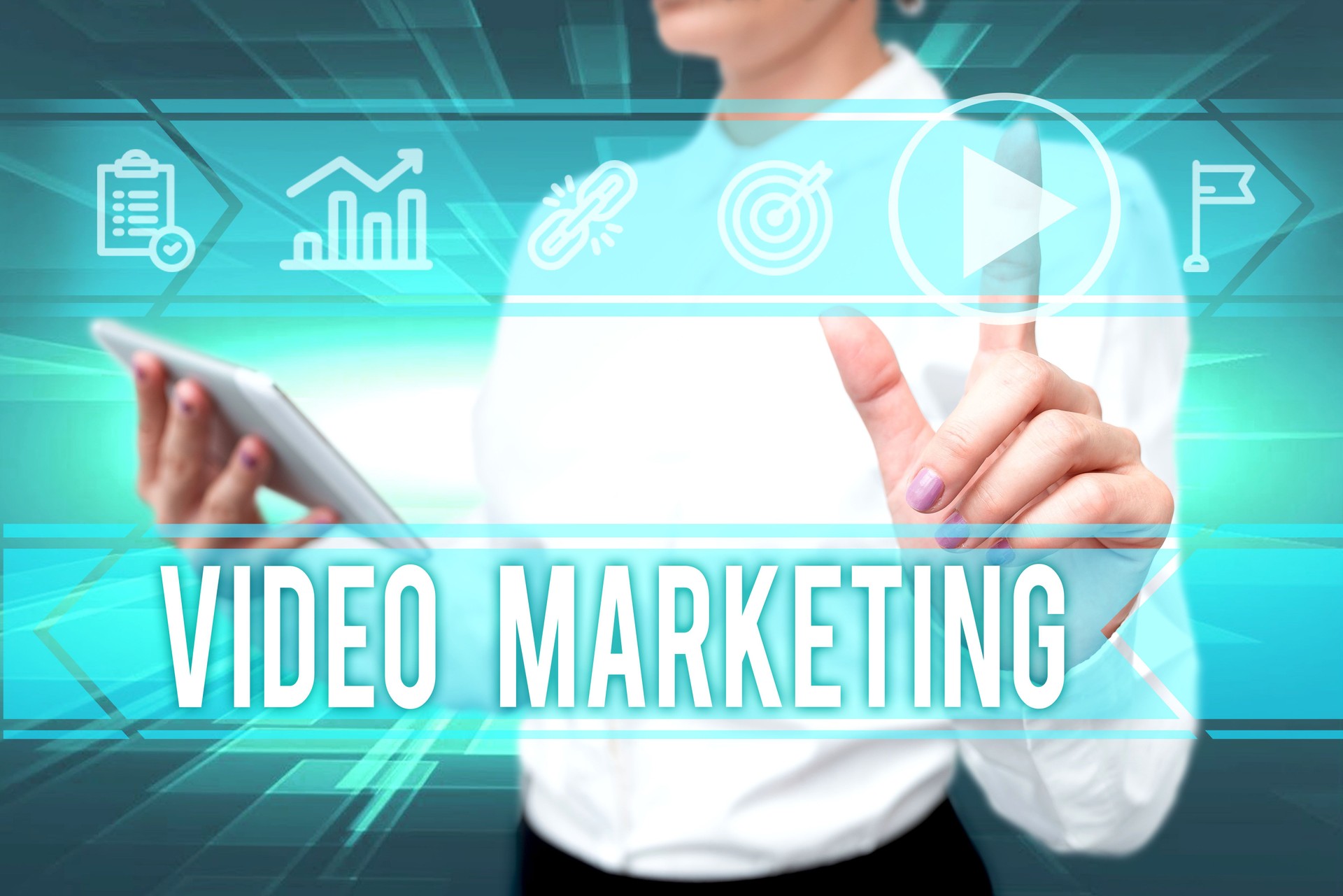 Affichage conceptuel Marketing vidéo. L’approche commerciale intègre une vidéo engageante dans les campagnes marketing Lady In Uniform Standing Hold Phone Virtual Press Button Futuristic Tech.