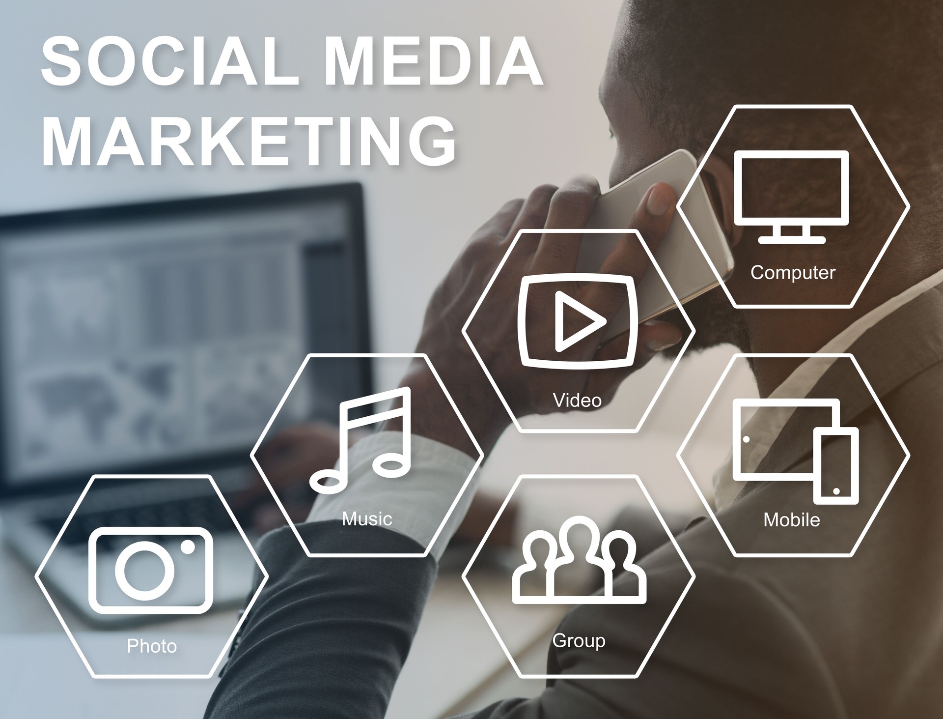 Marketing des médias sociaux. Gestionnaire de SMM avec le smartphone et l’ordinateur portable travaillant dans le bureau, collage avec des icônes de réseautage